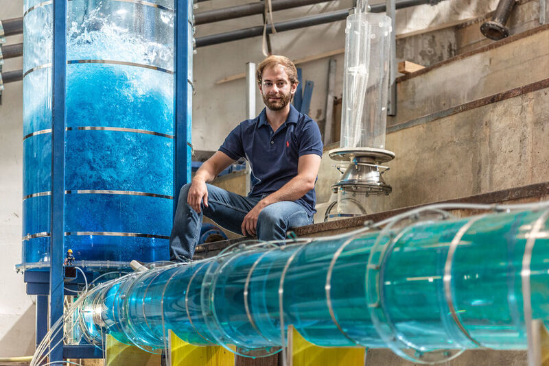 Franz Georg Pikl im Wasserbau-Labor der TU Graz. Die von ihm entwickelte Technologie könne 90 % der weltweiten Energieversorgung decken, so der Forscher. (Staudacher - TU Graz)