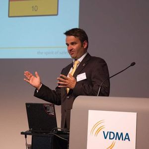 Thomas Pilz, Geschäftsführer des Safety-Spezialisten Pilz aus Ostfildern, stellte auf dem VDMA-Kongress mit Safety Eye ein Sicherheitssystem vor, das die sichere Kollaboration von Mensch und Roboter ermöglicht. Bild: Schreier