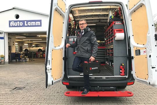 Die Werkzeugmesse direkt auf dem Firmenhof: Die rollenden Spezialwerkzeug-Infomobile sind der neueste Baustein im Vertriebskonzept von Würth. Die Werkzeugmesse direkt auf dem Firmenhof: Die rollenden Spezialwerkzeug-Infomobile sind der neueste Baustein im Vertriebskonzept von Würth.