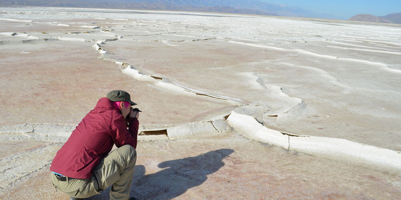 Jana Lasser bei der Feldstudie in der Salzwüste im kalifornischen Death Valley. Jana Lasser bei der Feldstudie in der Salzwüste im kalifornischen Death Valley.