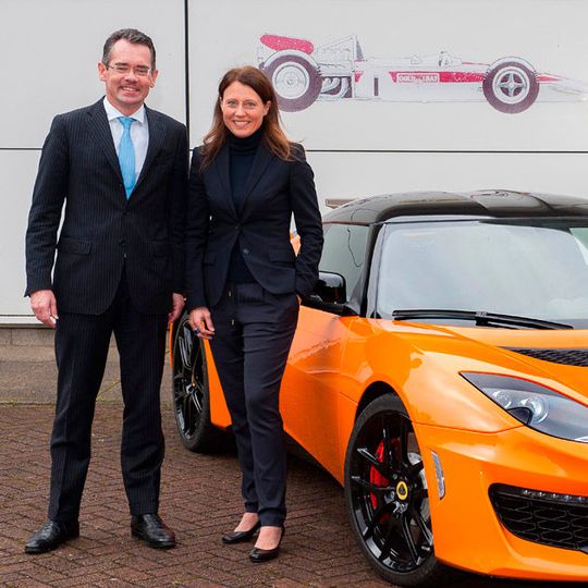 Lotus-Chef Jean-Marc Gales und Martina Krauss, Bereichsleiterin Kooperationsmanagement bei der AKF-Bank.(Foto:  Lotus)