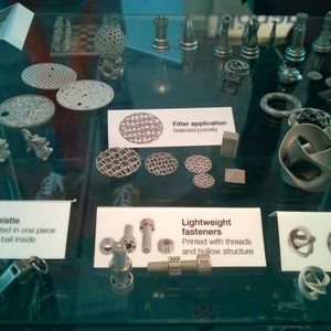 Die Firma Höganäs aus Schweden hat einen Prozess entwickelt, mit dem kleine Bauteile im Milimeter-Bereich detailgenau und filigran hergestellt werden können, wie bspw. Filter und Schrauben.(Bild:  D.Quitter/konstruktionspraxis)