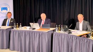 Die wiedergewählte ZDK-Spitze mit Jürgen Karpinski (Mitte), Wilhelm Hülsdonk (rechts) und Thomas Peckruhn. (Bild: Pfaff/»kfz-betrieb«)