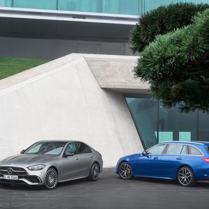 Zum Start gibt es die Limousine und das T-Modell (blau). Geplant ist zudem eine Allterrain-Variante und ein SUV (GLC).(Bild:  Daimler)