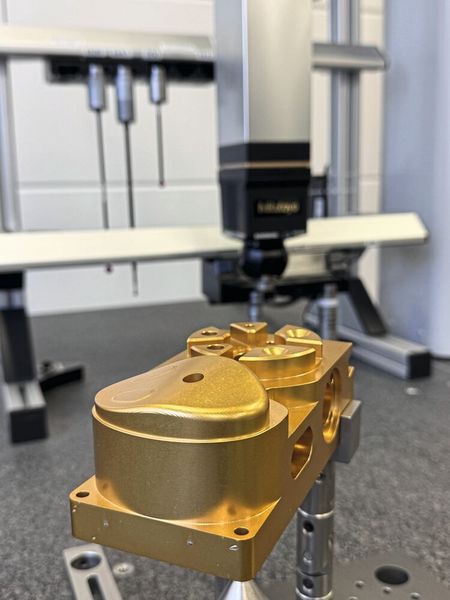 Nach dem Auflegen eines Bauteils auf dem Tisch von KMG können unverzüglich mit den offline mit der Software «MiCAT Planner» erstellten CNC-Messprogrammen Merkmale gemessen und verifiziert werden.   (Bild: Mitutoyo)