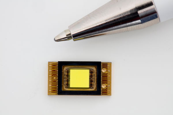 Der neuartige LED-Chip mit 1.024 einzeln ansteuerbaren Lichtpunkten ist etwa so groß wie ein Fingernagel. Die Kombination von drei solchen LED-Chips ermöglicht eine Auflösung von 3.072 Pixeln je Scheinwerfer. (Osram Licht AG)
