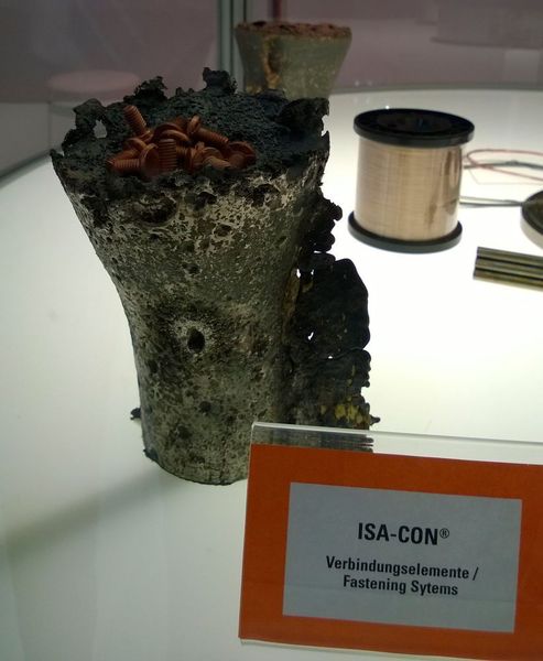 Die Isabellenhütte informierte über die spritzerarmen Hochtemperaturlote ISA-Braze und die elektrisch leitende Kupferlegierung ISA-Con. Die Legierung kann für Leitungen und Kabel, aber auch für kraftschlüssige Verbindungen wie Nieten und Schrauben eingesetzt werden. (D.Quitter/konstruktionspraxis)