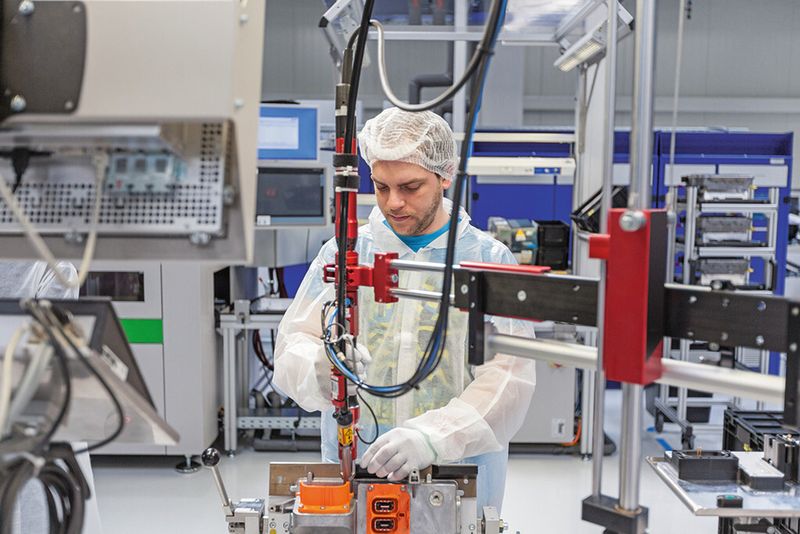 Energieeffiziente Antriebstechnik kann den Stromverbrauch von Produktionsmaschinen und -anlagen erheblich senken. Im Bild die Montage eines Umrichters. (Bild: Siemens)