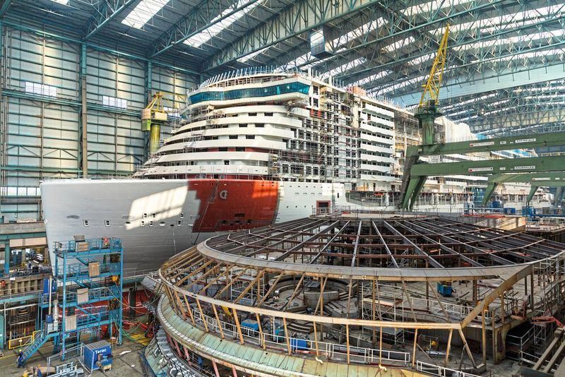 Die im Bau befindliche Aidanova. Im Dezember geht das Kreuzfahrtschiff auf Jungfernfahrt.
 (Michael Wessels/Meyer Werft)