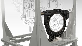 Die Kunststoff-Adapterplatte wiegt rund 80 Prozent weniger als die ursprüngliche Stahlversion und reduziert dadurch die Transportlast deutlich. Gleichzeitig sinken die Herstellungskosten um rund 50 Prozent. (Bild: Barlog Plastics)