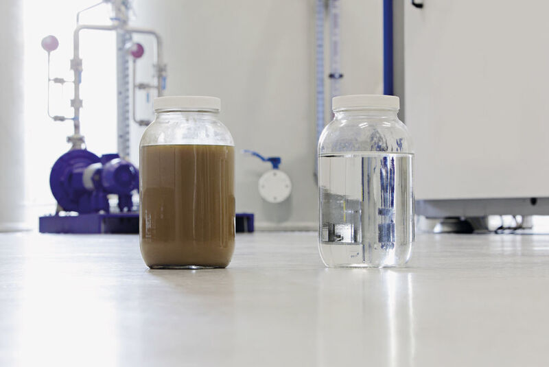 Abwasser- und Destillatprobe zeigen die Wirksamkeit der Vakuumverdampfung. (Bild: H2O)