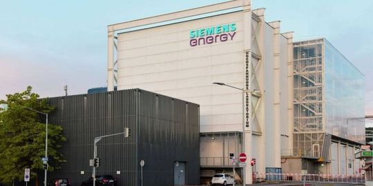 Die Gerüchteküche brodelt! Denn es verdichten sich die Spekulationen um einen Verkauf der Sparte Dampfturbinen. Gewisse Aktionen möglicher Käufer weisen jedenfalls darauf hin, auch wenn sich Siemens Energy selbst in Schweigen hüllt ...(Bild:  Siemens Energy)