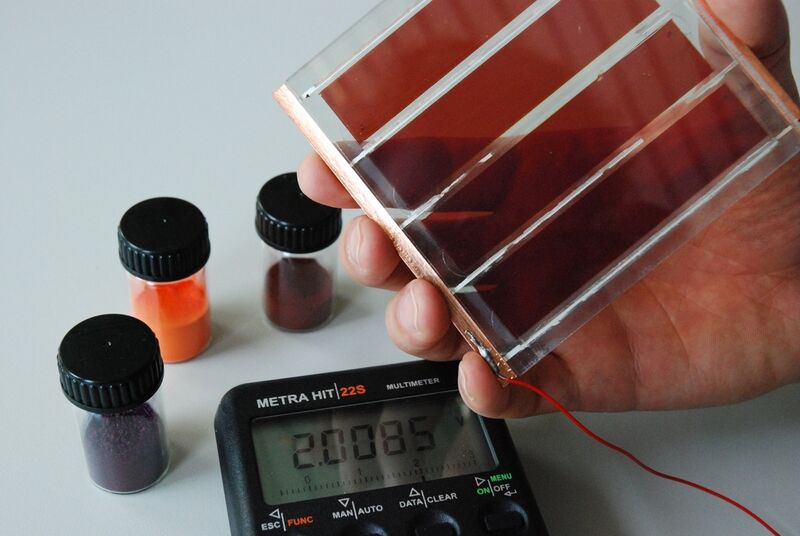 Organische Solarzellen können im Unterschied zu herkömmlichen Solarzellen biegsam, dünn und transparent sein Bild: BASF (Archiv: Vogel Business Media)
