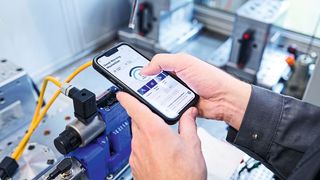 Das Service- und Wartungspersonal kann rund um die Uhr auf das digitale Lösungsangebot des Hydraulic Hub zugreifen. (Bild: Bosch Rexroth)