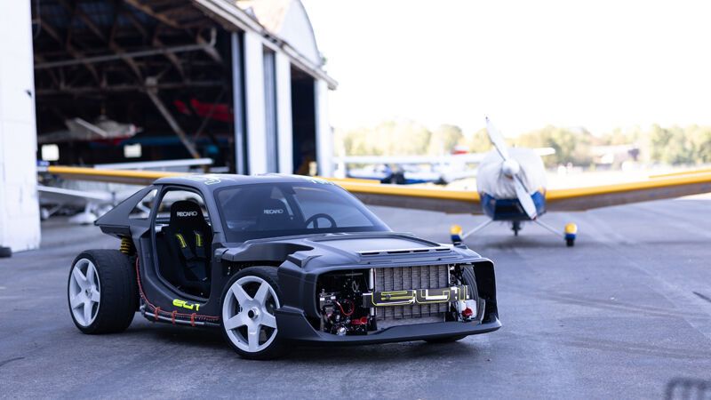 Aus Karbon gebacken und mit zwei Hilfsrahmen aus Aluminium an Front und Heck verschraubt, fehlt dem Technologieträger noch die Karosserie. (Bild: Elegend)