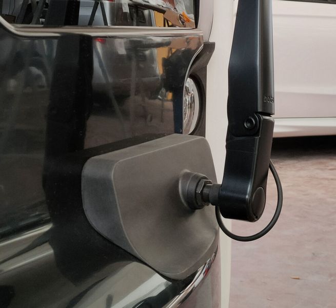 Wipers starter motor cover mounted on Olli 2 0 lateral thickness in detail. (CRP Technology)