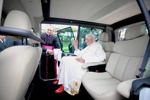 Transporter Kangoo Maxi: Papst Benedikt XVI im Kangoo Maxi Z.E. 2012 (Bild: Renault)