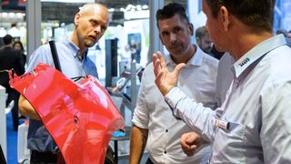 Auf der Automechanika Frankfurt 2024 können Flottenmanager und Verantwortliche in Versicherungen am 12. September viel über die Unfallschadenreparatur und die Zusammenarbeit mit den Kfz-Betrieben lernen. (Bild: Messe Frankfurt / Pietro Sutera)