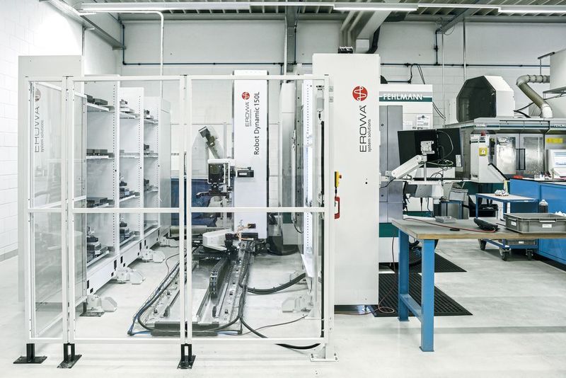 Die automatisierte Fertigungszelle besteht aus dem Fehlmann 5-Achs-Bearbeitungszentrum Versa 825 und dem Erowa Robot Dynamic 150L und ist inklusive Robotersystem sehr kompakt und platzsparend. (Helfenstein Mechanik AG)