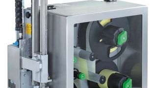 Das Druck- und Etikettiersystem Hermes+ von Cab Produkttechnik druckt und spendet die Etiketten in einem Arbeitsgang, unabhängig davon, ob die Produkte dabei stehen oder in Bewegung sind. Bild: Cab Produkttechnik (Archiv: Vogel Business Media)
