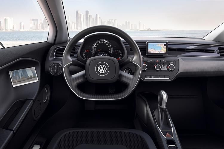Das Cockpit ist funktional aufgebaut. Im Prototypen ersetzen Monitore in den Türen die Rückspiegel. (Foto: Volkswagen)