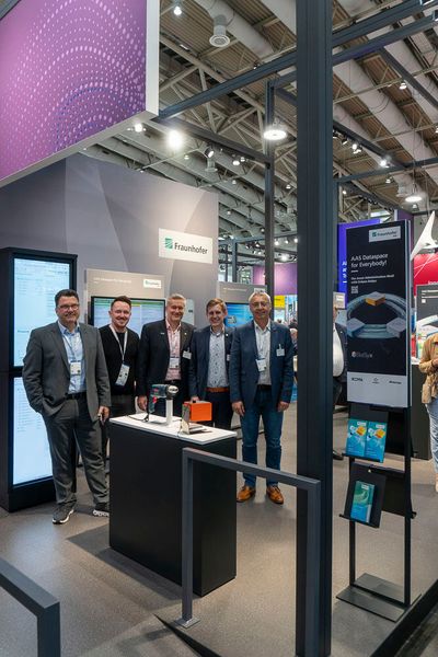 Das Fraunhofer IESE präsentierte an seinem Stand gemeinsam mit NetApp, der IDTA und Congatec eine Lösung, mit der kleine und mittlere Unternehmen, aber auch große Unternehmen Datenräume einfach in ihre Fertigungsprozesse integrieren können sollen. Eclipse BaSyx implementiert wichtige Konzepte der Plattform Industrie 4.0, darunter die Asset Administration Shell als standardisierten digitalen Zwilling. Die Vision ist es, eine Open-Source-Plattform bereitzustellen, die Unternehmen jeder Größe, Forschungsinstituten, der Wissenschaft und Interessierten ermöglicht, an der vierten industriellen Revolution teilzunehmen und sie aktiv mitzugestalten. (Bild: Vogel Communications Group)