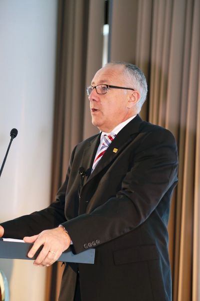 Dr. Luc Schultheiss, CFO der E+H-Gruppe, bei der Präsentation der Bilanz 2013: Der Umsatz der Gruppe ist 2013 um 7,1 % auf über 1,8 Milliarden Euro gesteigen. Die Zahl der Mitarbeiter stieg 2013 um über 1.800 auf knapp 12.000. (Bild: Endress+Hauser)
