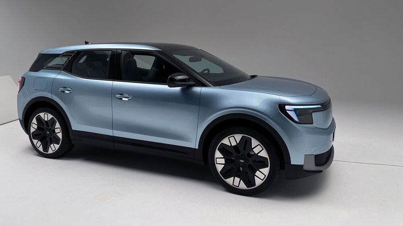 Neben dem Hellblau des Modells im Fotostudio wird der Explorer in den Farben Rot, Weiß, Schwarz und Grau angeboten. Der Ford Explorer startet zu Preisen ab rund 45.000 Euro. Reservierungen sind direkt möglich, Bestellungen werden ab September abgearbeitet und erste Auslieferungen sollen noch vor Weihnachten 2023 erfolgen. (Bild: Dirk Kunde)