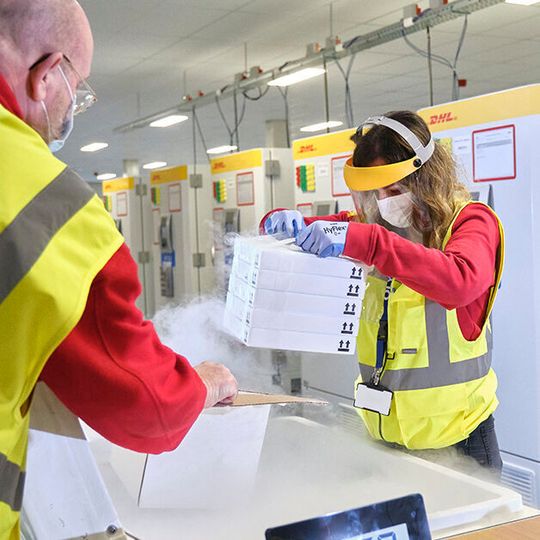 DHL ist eines, der an der Impstofflogistik beteiligten Unternehmen. DHL ist eines, der an der Impstofflogistik beteiligten Unternehmen.