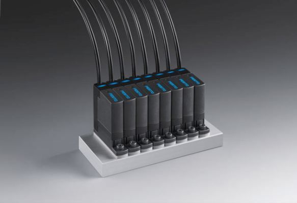 Mediengetrenntes Magnetventil VYKA: Das Vyka ist ein mediengetrenntes Magnetventil zum Dosieren von Flüssigkeiten. Ein stromgesteuerter Magnet ermöglicht hochpräzises und zuverlässiges Arbeiten. Zum Einsatz kommt das Medienventil hauptsächlich in der Laborautomatisierung und in der Medizintechnik sowie bei hochpräzisen Abfüllanwendungen mit sensiblen und aggressiven Medien, z. B. beim Verpacken von Kontaktlinsen oder in der Parfümindustrie. Die deutlich zu sehenden LEDs bilden in Reihung ein Lichtband. Das blaue Leuchten erhöht die Wiedererkennbarkeit der Marke Festo, Hersteller Festo, Esslingen, Deutschland. (Bild: Red Dot / Festo)