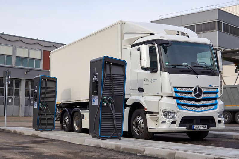 Damit die E-Lkw ins Rollen kommen, sind ausreichend Schnellladestationen notwendig. Doch es müssen gar nicht so viele sein wie bislang angenommen.(Bild:  Daimler Truck)