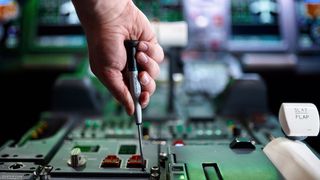 Elektronik-Schraubendreher werden für Arbeiten an empfindlichen Bauteilen wie Steuerplatinen, Sensorik oder filigranen mechanischen Verbindungen eingesetzt. (Bild: Stahlwille)