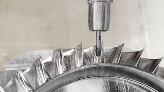 Hier sieht man eindrucksvoll, bei welchen Zerspanungsaufgaben die neuen Profilfräser aus der Coromill-Plura-Barrel-Reihe von Sandvik Coromant ihre Vorteile ausspielen. Praxistests haben demnach nicht nur belegt, dass diese Fräser dabei viel länger halten als andere ... (Bild: Sandvik Coromant)