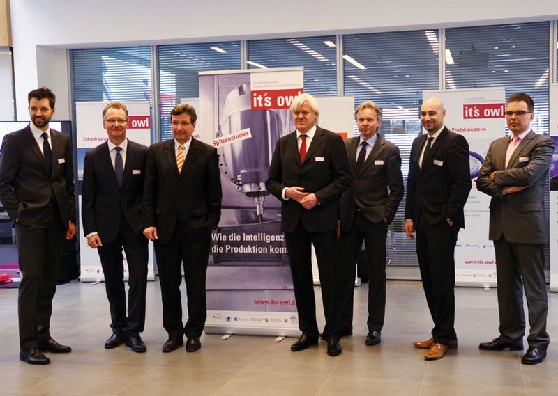 Vertreter des Clusterboard und des CLustermanagement von „it's OWL“ (v.l.): Dr. Tim Bendig (Lenze), Roland Bent (Phoenix Contact), Dr. Peter Köhler (Weidmüller), Hans Beckhoff (Beckhoff Automation), Herbert Weber und Dr. Roman Dumitrescu (beide It's OWL) sowie prof. Dr. Jürgen Jasperneite (Fraunhofer IOSB). (Bild: Michel)