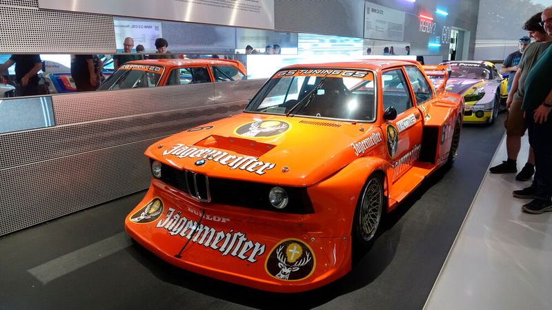 Rennsport in der Siebzigerjahren bot schon Nervenkitzel, die Gruppe 5 eine gehörige Portion mehr. Gerade die Kategorie „Special Production Car“ erlaubt umfassende Modifikationen der serienmäßigen Straßenautos, die sie praktisch bis zur Unkenntlichkeit verändern. Kaum eine Marke will sich diese Bühne entgehen lassen, zumal einige der wichtigsten Sponsoren ebenfalls in der Rennserie dabei sind. Unter diesen Boliden avanciert der BMW 320 in Jägermeisterfarben zur Ikone. Aus gerade einmal 1.422 ccm Hubraum holt der Motor eine Leistung von 330 kW/450 PS bei 9.000 1/min. Die Höchstgeschwindigkeit beträgt 290 km/h. (Bild: Dominsky – VCG)