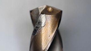 Aufgrund der chemischen Reaktivität von Titan kann sich Werkstoffmaterial an der Schneidkante festsetzen und sogenannte Aufbauschneiden bilden.  (Bild: Mikron)