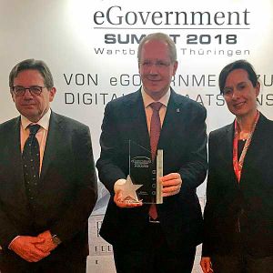 Der Gewinner des Kommunal Awards 2018, Hannovers Oberbürgermeister Stefan Schostok und die Laudatorin Dr. Ariane Berger vom Deutschen Landkreistag(Bild:  eGovernment Computing)