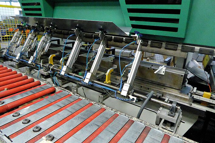 Die ersten Kantungen sind gemacht: Mit der besonderen Kinematik wird die Platine ohne umzugreifen oder anzusetzen in einer zusammenhängenden Folge gekantet. (Kuhn)