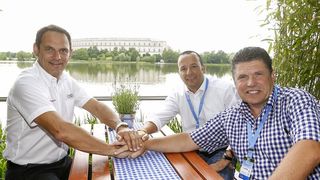 Symbolischer Handshake in Nürnberg anlässlich des DTM-Rennens auf dem Norisring: Hans-Jürgen Abt (Geschäftsführer ABT Sportsline GmbH), Thomas Schrott und Oliver Konz (CEOs Würth Elektronik Eisos Gruppe) (v.l.n.r.) (Biild: Würth/Kunkel)