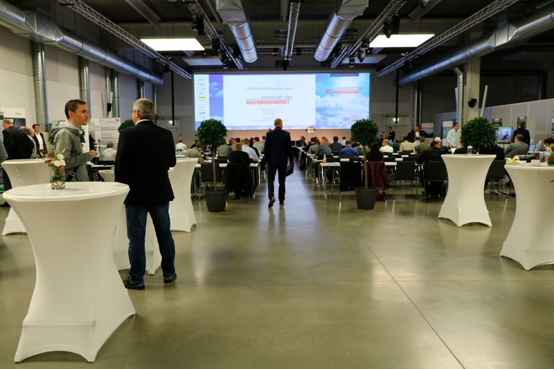 In den Pausen hatten die Besucher die Möglichkeit, Kontakte zu knüpfen, die Expo zu besuchen und sich zu stärken.  (K. Juschkat/konstruktionspraxis)