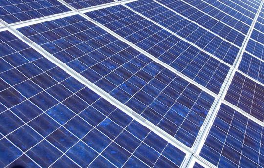 Übliche Solarzellen werden von sogenannten Tandemsolarzellen in der Lichtausbeute übertroffen. Doch die Zellen diese Art sind relativ teuer und Alternativen mit Problemen behaftet. Chinesische Forscher verringern die Probleme mit einer organischen Schicht.(Bild:  Sonnenwende)