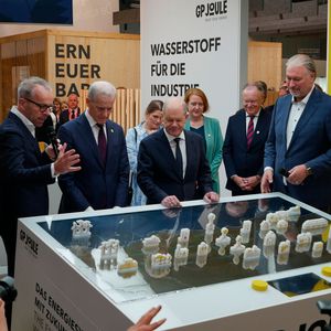 Die beiden Gründer von GP Joule Ove Petersen (links) und Heinrich Gärtner (rechts) zeigten, wie ein Energiesystem funktioniert, das zu 100 Prozent auf erneuerbaren Energien basiert. Sie forderten von den Regierungschefs einen klaren Pfad für die Energiewende. (Bild:  Sandro Kipar/VCG)