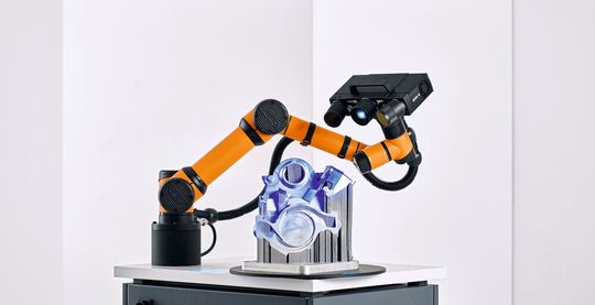 GOM Scan Cobot macht den Einstieg in die Automatisierung einfach. Das mobile System verbindet einen präzisen optischen Atos-3D-Scanner mit einem kollaborierenden Roboter und einem motorisierten Drehtisch.(Bild:  GOM)