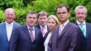 Von links nach rechts: Prokurist Werner Ebeling, Tom, Jochen und Anna Brankamp, Geschäftsführer Hans-Peter Schneider und Prokurist Franz Saliger. (Archiv: Vogel Business Media)