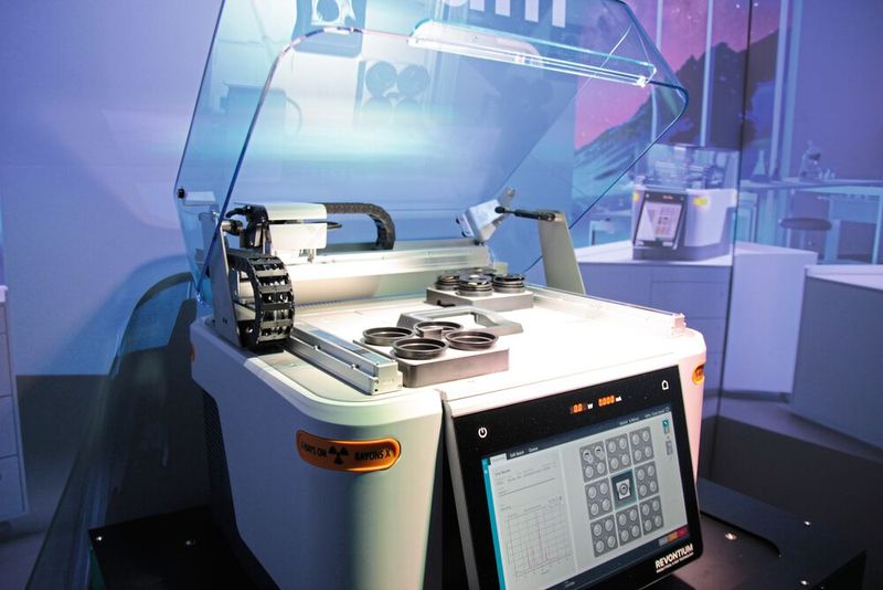 Ein besonderes Highlight hatte Malven Panalytical in einem eigenen Vorführungsraum versteckt: Das neue kompakte XRF-System „Revontium“, welches am 9. April auf der Analytica erstmals der Öffentlichkeit präsentiert wurde. Mit Touch-Bedienung und geringem Energiebedarf soll es die Elementaranalytik deutlich erleichtern. (Bild: VCG – C. Lüttmann)