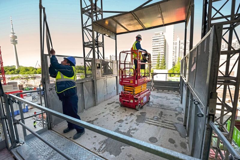 Aktuell sind verschiedene Gewerke gleichzeitig auf der Baustelle aktiv – dank ihrer Kompaktheit lässt sich die Fördertechnik schnell zum jeweiligen Einsatzort bringen (Bild: action press – Christian Rudnik)