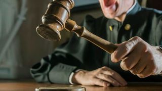 Wie wird das Urteil? Tesla, BMW und jetzt auch Mercedes-Benz klagen gegen Zölle auf chinesische Importe. Hier erfahren Sie, warum man diesen Weg einschlägt ... (Bild: Justulus)