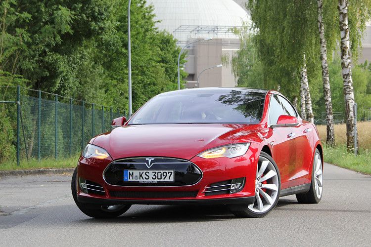 Er bekam viele Vorschusslorbeeren – jetzt gibt es den Tesla Model S auch in Deutschland. (Foto: ampnet/Meiners)