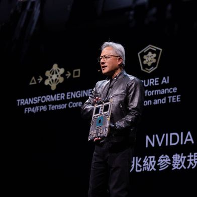 Der GB200-Superchip von Nvidia, den CEO Jensen Huang im Rahmen der Computex 2025 präsentierte. (Bild: Nvidia)