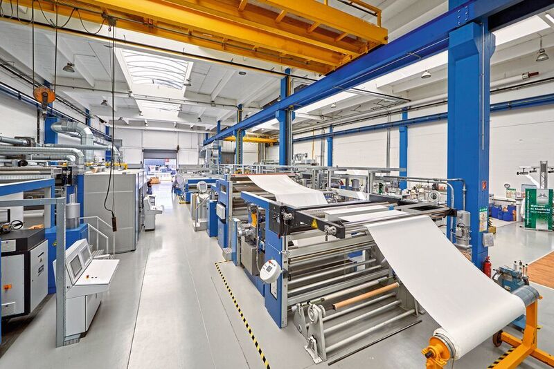 Von der Roh- bis zur Fertigwarenrolle beträgt die Länge einer meist aus verschiedenen Maschinen bestehenden Textilveredelungsanlage 30 m bis 60 m bei einer Breite von bis zu sechs Metern.  (Phoenix Contact)
